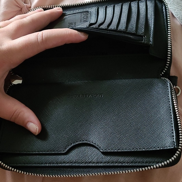 Michael Kors Wallet - Picture 4 of 7